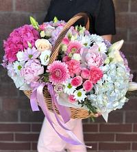 Цветочная композиция из Розы, Хризантемы, Пионы и Лизиантусы в корзине в Орловке Воронежской области