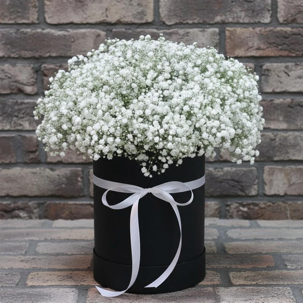 Цветочная композиция из Гипсофила в шляпной коробке в Орловке Воронежской области