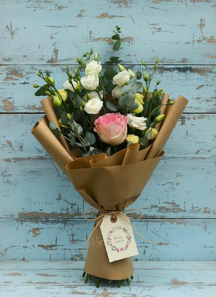 Букет цветов из: Розы и Лизиантусы в Орловке Воронежской области