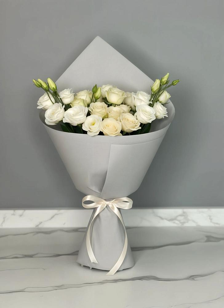 Букет цветов из: Розы и Лизиантусы в Орловке Воронежской области