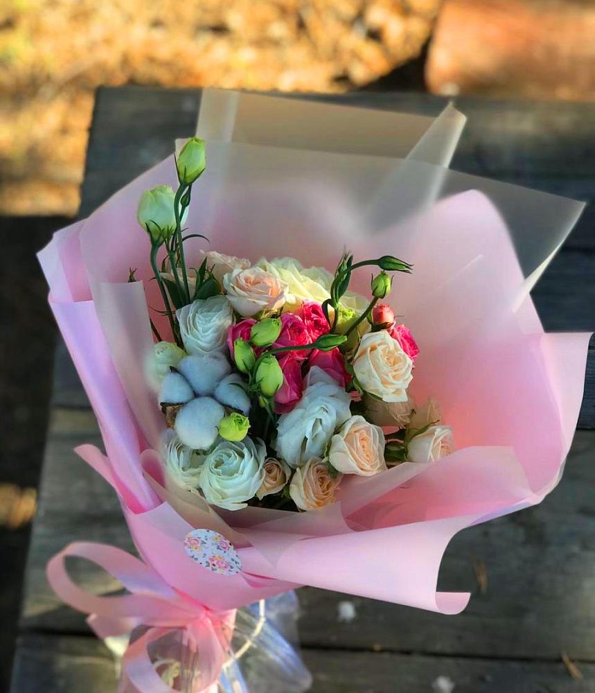 Букет цветов из: Розы и Лизиантусы в Орловке Воронежской области