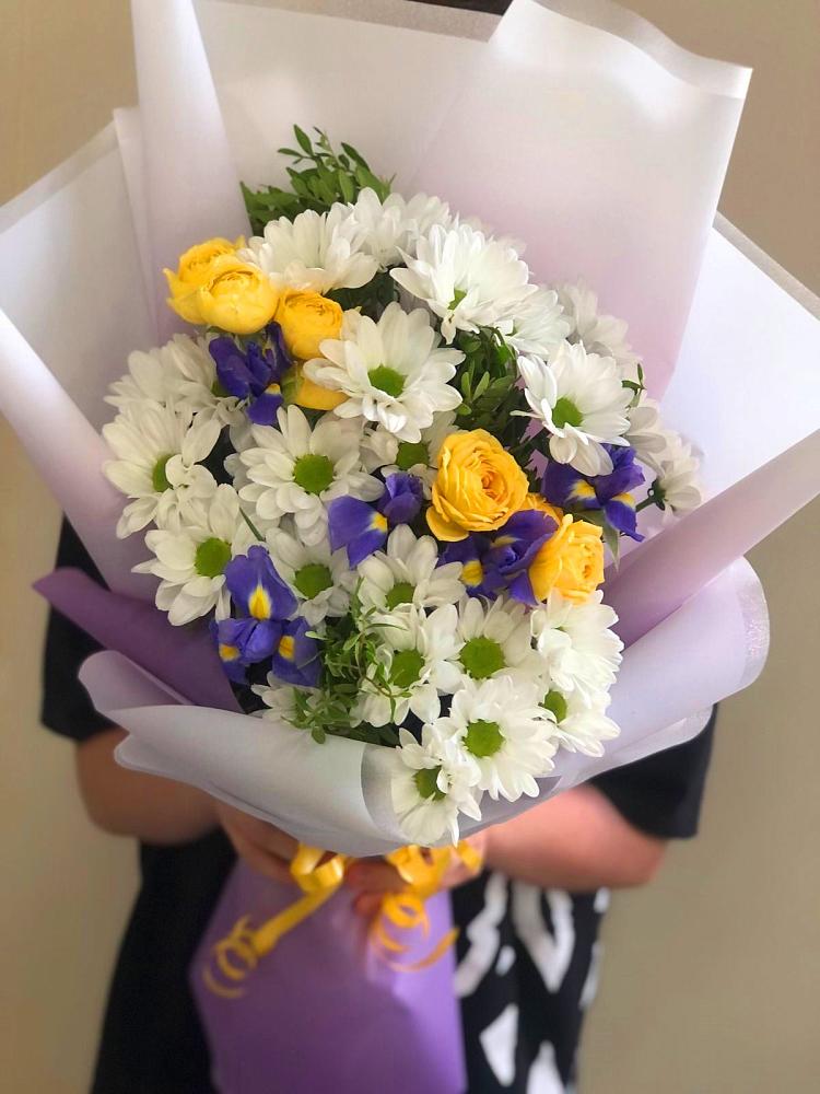Букет цветов из: Ирисы, Хризантемы и Розы в Орловке Воронежской области