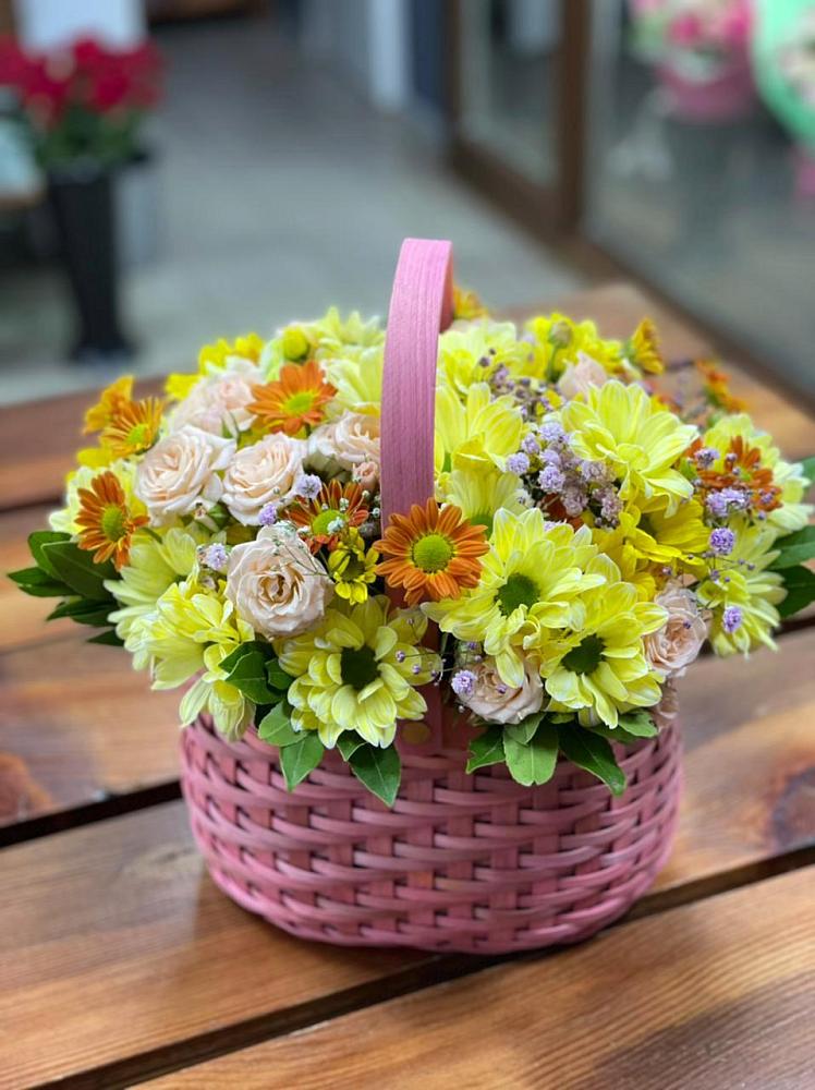 Цветочная композиция из Хризантемы и Розы в корзине в Орловке Воронежской области