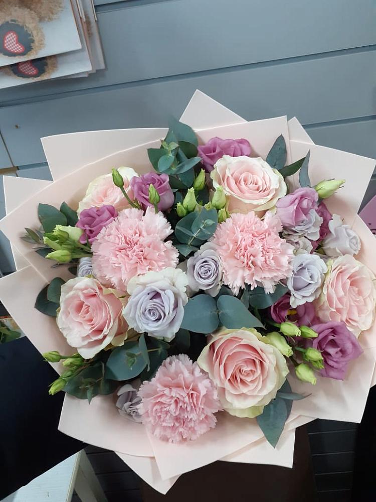 Букет цветов из: Розы, Гвоздики и Лизиантусы в Орловке Воронежской области