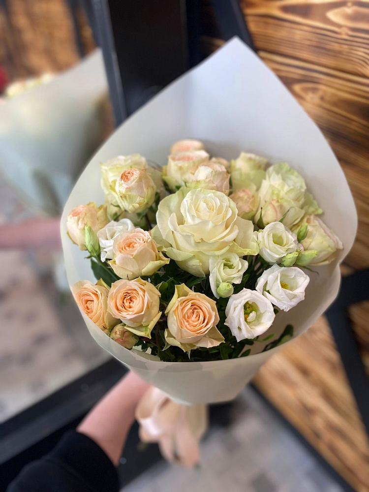 Букет цветов из: Розы и Лизиантусы в Орловке Воронежской области