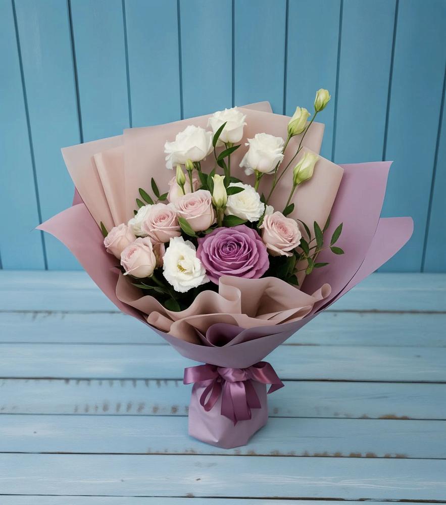 Букет цветов из: Розы и Лизиантусы в Орловке Воронежской области